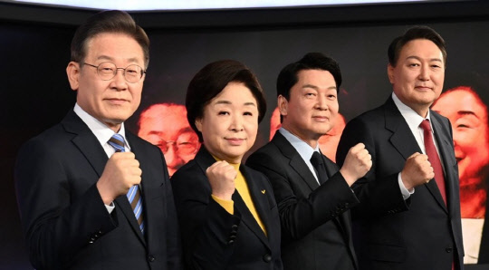 더불어민주당 이재명(왼쪽부터), 정의당 심상정, 국민의당 안철수, 국민의힘 윤석열 대선후보(왼쪽부터)가 11일 오후 서울 중구 매경미디어센터에서 열린 한국기자협회 주최 방송 6개사 공동 주관 2022 대선후보 초청 토론회 시작에 앞서 기념촬영을 하고 있다. <연합뉴스>